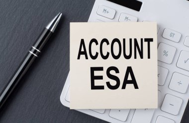 Hesap makinesindeki bir çıkartma üzerinde metin Hesabı ESA, iş konsepti