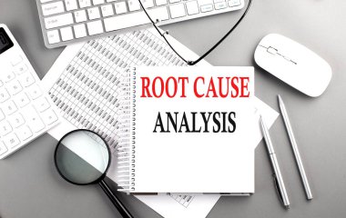 Gri arkaplanda klavye ve hesap makinesi olan bir not defteri üzerinde ANALYSIS metnine neden ROOT