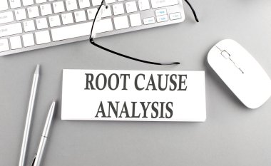 ROOT Gri arkaplan üzerinde klavye ile bir kağıt üzerinde ANALYSIS metin neden