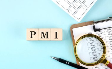 PMI- Satın Alma Yöneticileri İndeksli kelime mavi arkaplan üzerinde ahşap bir küp üzerinde grafik ve klavye