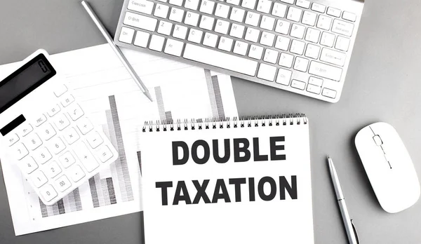 Double Taxatie Tekst Geschreven Notebook Een Grijze Achtergrond Met Grafiek — Stockfoto