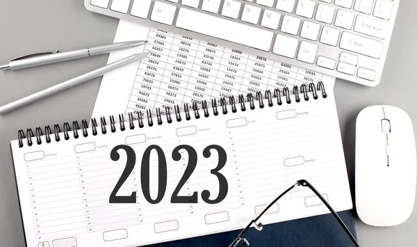 2023 Tekst Otwartym Planerze Stole Biurowym Klawiaturą Wykresem — Zdjęcie stockowe