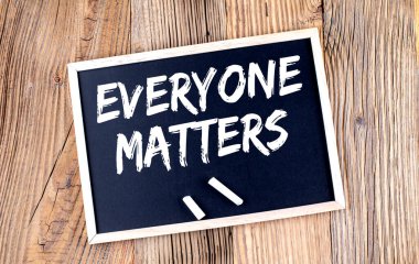 Önem arz eden herkes tahtaya yazı yazıyor.