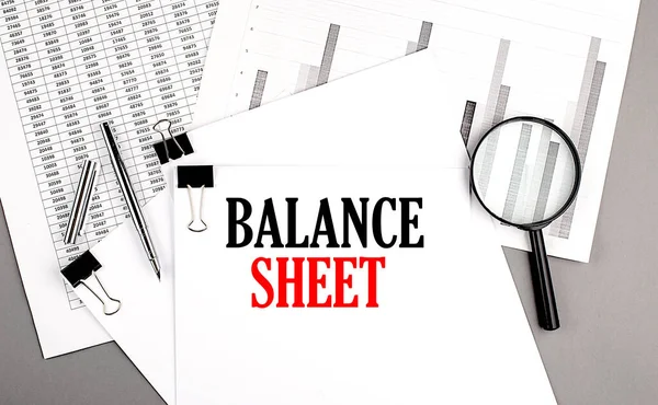 Balance Sheet Tekst Papier Een Kaart Achtergrond — Stockfoto