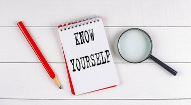 Beyaz ahşap arka plan, iş konsepti üzerine bir defter üzerinde kendinizi metin biliyorum