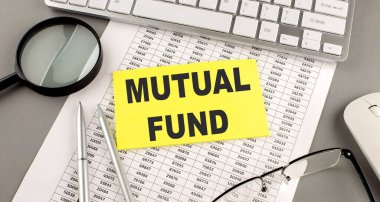 Grafiğe klavye ve büyüteçle yapış yapış yazılmış MUTUAL FUND metin