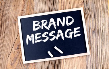 Tahta zemindeki yazı tahtasının üzerinde Brand MESSAGE metni