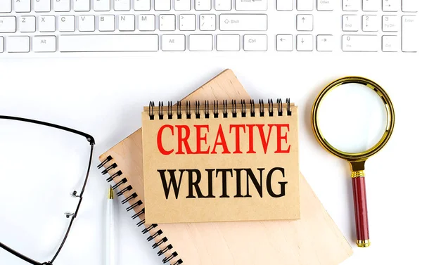 Escrito Creativo Texto Cuaderno Oficina Con Teclado Lupa Vasos Concepto — Foto de Stock