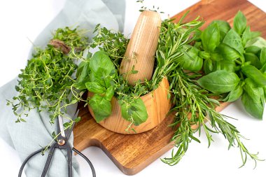 Biberiye, kekik, fesleğen ve ahşap bir tahta üzerinde ahşap harç karışımı. Üst Manzara. Boşluğu kopyala