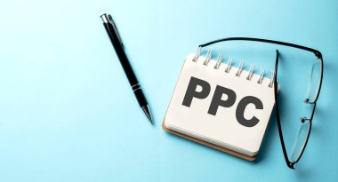 Mavi arkaplanda not defterine yazılmış PPC metni