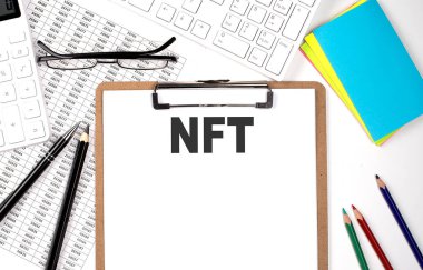 Beyaz arkaplan üzerinde NFT ve klavye ve çizelgesi olan pano.