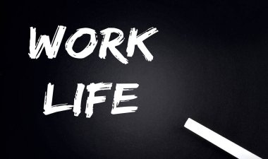 Bir parça tebeşirle birlikte Kara Kamış tahtasında Çalışma Yaşamı Metni