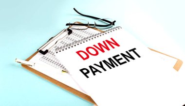 DOWN PAYMENT metin üzerinde bir not panosu üzerinde mavi arkaplan üzerinde grafik, konsept yakın. İş ve finans kavramı