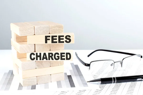 Fees Charged Είναι Γραμμένο Ένα Ξύλινο Μπλοκ Φόντο Χάρτη — Φωτογραφία Αρχείου