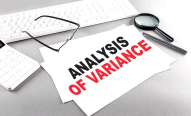 Klavyeli bir kağıt üzerinde VARIANS metni, gri bir arkaplanda hesap makinesi