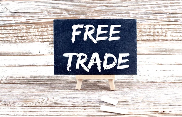 Free Trade Text Auf Miniaturtafel Auf Holzgrund — Stockfoto