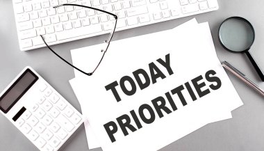 BUGÜN ÖZEL Klavye ile bir kağıt üzerinde metin, gri arkaplan üzerinde hesap makinesi