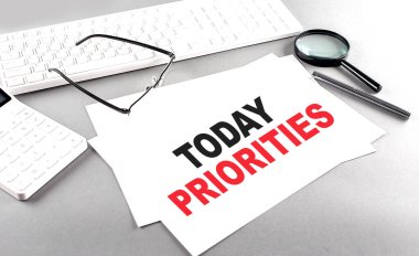 BUGÜN ÖZEL Klavye ile kağıt üzerinde metin, gri arkaplan üzerinde hesap makinesi