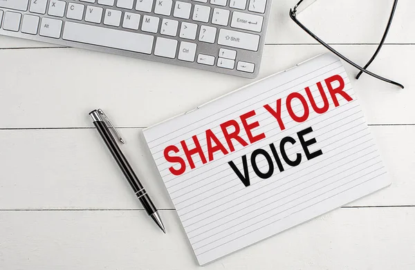 Not defterindeki ses metnini klavyeyle, beyaz tahta arka plandaki kalem gözlükleriyle paylaş