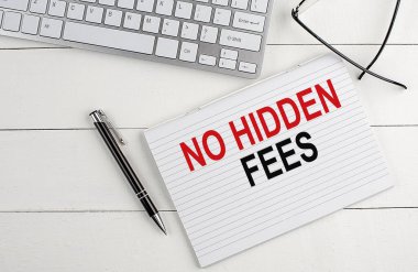 Beyaz arkaplandaki klavyeye HAYIR gizli ücretler