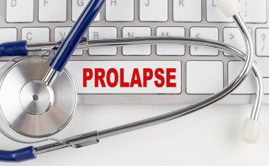 Steteskoplu bir klavyede PROLAPSE metni, tıbbi konsept