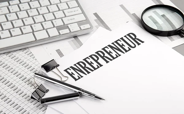 チャートとキーボードのある紙の上の起業家テキスト ビジネスコンセプト — ストック写真