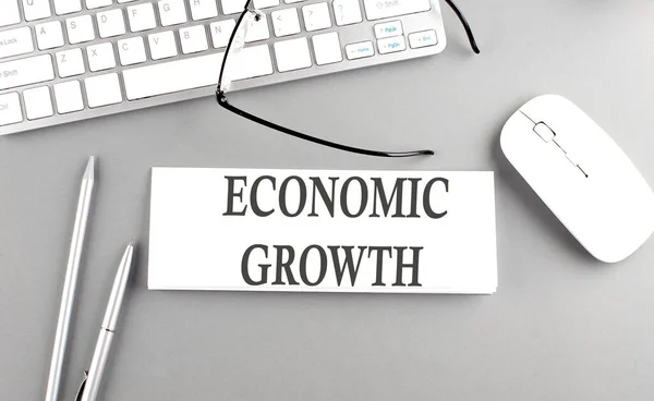 Crescita Economica Testo Carta Con Tastiera Sfondo Grigio — Foto Stock