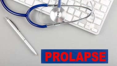 Gri arkaplandaki klavyede steteskoplu PROLAPSE kelimesi