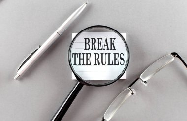 Kelime, gri arka plandaki büyüteçle yapışkan bir maddenin kurallarını kırıyor.