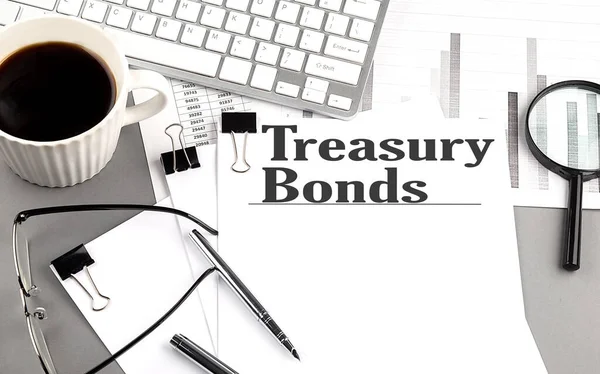 Treasury Bonds Text Papíře Lupou Kávou Klávesnicí Šedém Pozadí — Stock fotografie