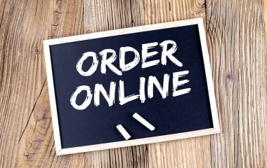 Tahta zemin üzerinde bir karatahta ONLINE Siparişi metin