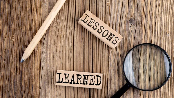 Lecciones Aprendizadas Palabras Sobre Bloques Madera Fondo Madera — Foto de Stock