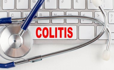 Steteskoplu bir klavyede COLITIS metni, tıbbi konsept