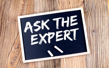 Tahta zemin üzerinde bir karatahta Uzman metin sorun