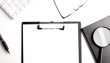 Klavyesi, not defteri ve aksesuarları olan çalışma alanı. Düz yatış, üst görünüm