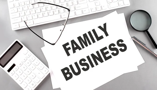 Family Business Tekst Een Papier Met Toetsenbord Rekenmachine Grijze Achtergrond — Stockfoto