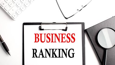 Ofis araçları ile bir kağıt pano üzerine yazılmış İŞ RANking metin