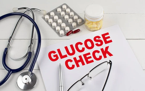 Glucose Λέξη Ελέγχου Ένα Χαρτί Στηθοσκόπιο Και Χάπια — Φωτογραφία Αρχείου