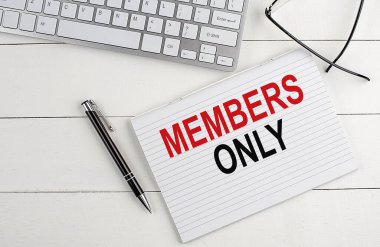 Üyeler sadece klavyeli bir deftere yazı yazarlar, beyaz tahta zemin üzerinde kalem bardakları