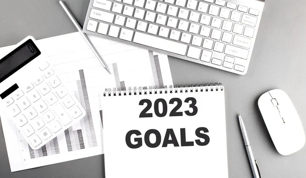2023 Goals Tekst Napisany Notatniku Szarym Tle Wykresem Klawiaturą Koncepcja — Zdjęcie stockowe
