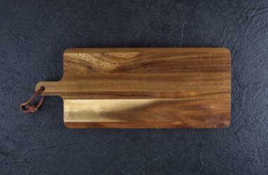 Siyah bir tahta üzerinde tahta kesme tahtası, kopyala Spice