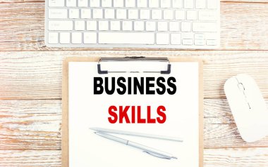 Pano üzerinde Klavye ve ahşap zemin üzerinde İŞ SKILLS metin