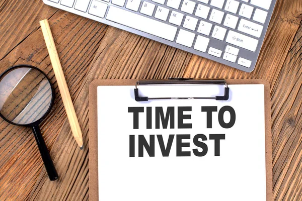 Tijd Invest Tekst Papier Klembord Met Vergrootglas Toetsenbord Een Houten — Stockfoto