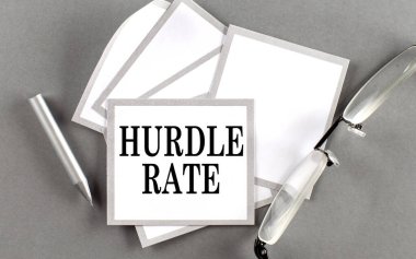 Kalem ve gözlüklerle yapışkan üzerine yazılmış HURDLE Oranı metni