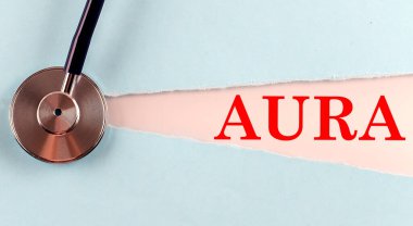 Yırtık bir kağıt üzerinde AURA kelimesi, tıbbi kavram geçmişi