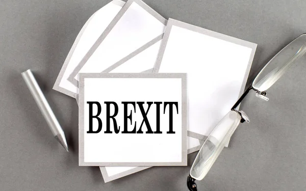 用铅笔和眼镜粘贴的Brexit文字 — 图库照片
