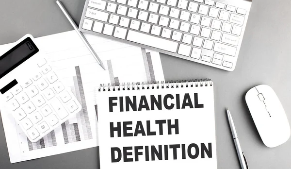 財務健康定義テキストノートブックにグレーの背景にチャートとキーボードで書かれています ビジネスコンセプト — ストック写真