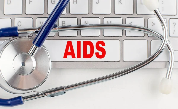 Steteskoplu Bir Klavyede Aids Metni Tıbbi Konsept — Stok fotoğraf