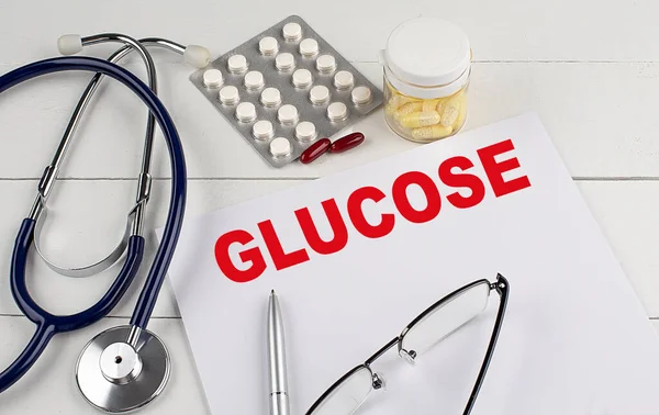 Glucose Λέξη Ένα Χαρτί Στηθοσκόπιο Και Χάπια — Φωτογραφία Αρχείου