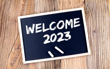 Ahşap zemin üzerinde karatahta 2023 metin Hoşgeldiniz